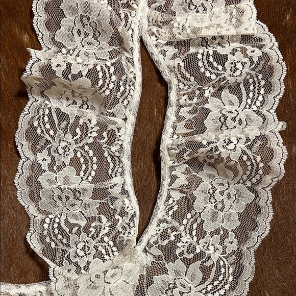 6.3 yards of Ruffled 3.5” lace trim white - Picture 2 of 6